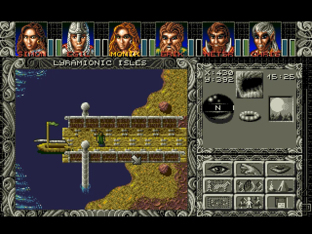 Vista superior de un personaje cruzando un puente de piedra sobre agua con interfaz y retratos de miembros del grupo en Ambermoon