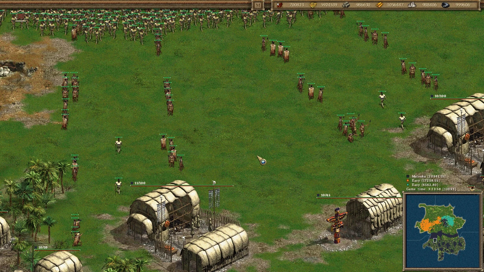 Draufsicht in American Conquest mit zahlreichen einheimischen Kriegern auf grünem Feld neben Dorfhütten und Karteninterface