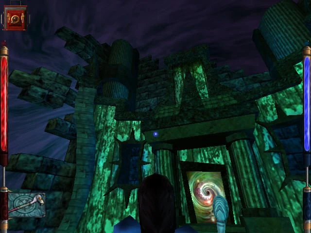Personaje del jugador frente a un portal giratorio brillante dentro de un templo antiguo y en ruinas de noche