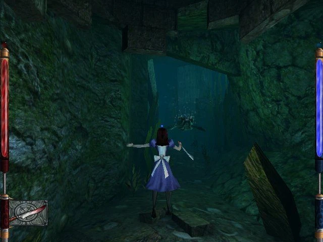 Vista en tercera persona de Alicia bajo el agua en una caverna rocosa con un cuchillo ante una criatura marina que se acerca