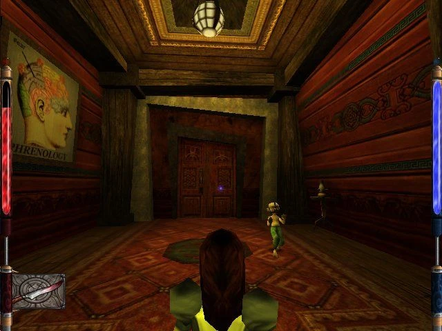 Vista en tercera persona de Alicia en un pasillo oscuro y tenebroso con paredes de madera y una puerta luminosa al frente