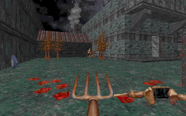 Widok z pierwszej osoby w Blood 1997 z widłami skierowanymi na szkielet w pobliżu ciemnych kamiennych budynków i martwych drzew