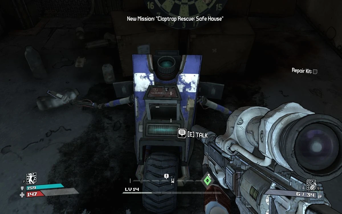 Widok z pierwszej osoby w Borderlands z podświetlonym robotem Claptrap i karabinem snajperskim gotowym do rozmowy w misji bezpiecznego domu