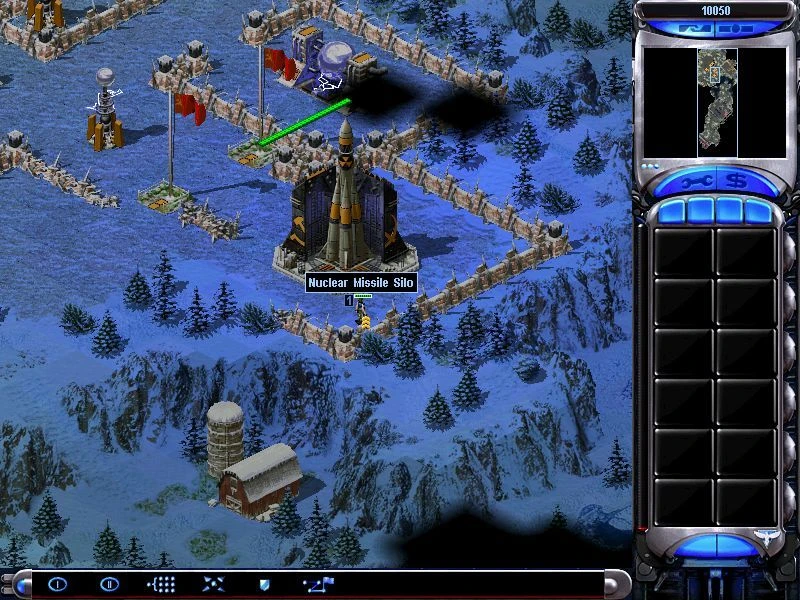Скриншот из игры с ядерным ракетным комплексом, окруженным заборами на снежной карте в Red Alert 2