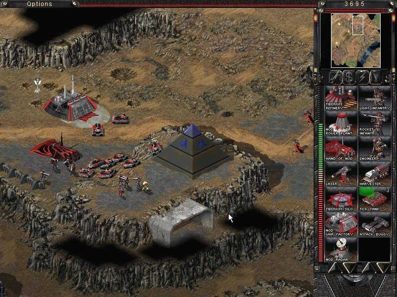 Bildschirmfoto einer strategischen Basis mit verschiedenen Nod-Fahrzeugen und Infanterie neben einer Pyramidenstruktur in Command & Conquer Tiberian Sun