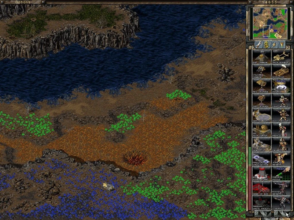 Spielbildschirm von Command & Conquer Tiberian Sun mit Gelände, Wasser, Tiberium-Kristallen und Interface mit Einheiten- und Gebäudefunktionen