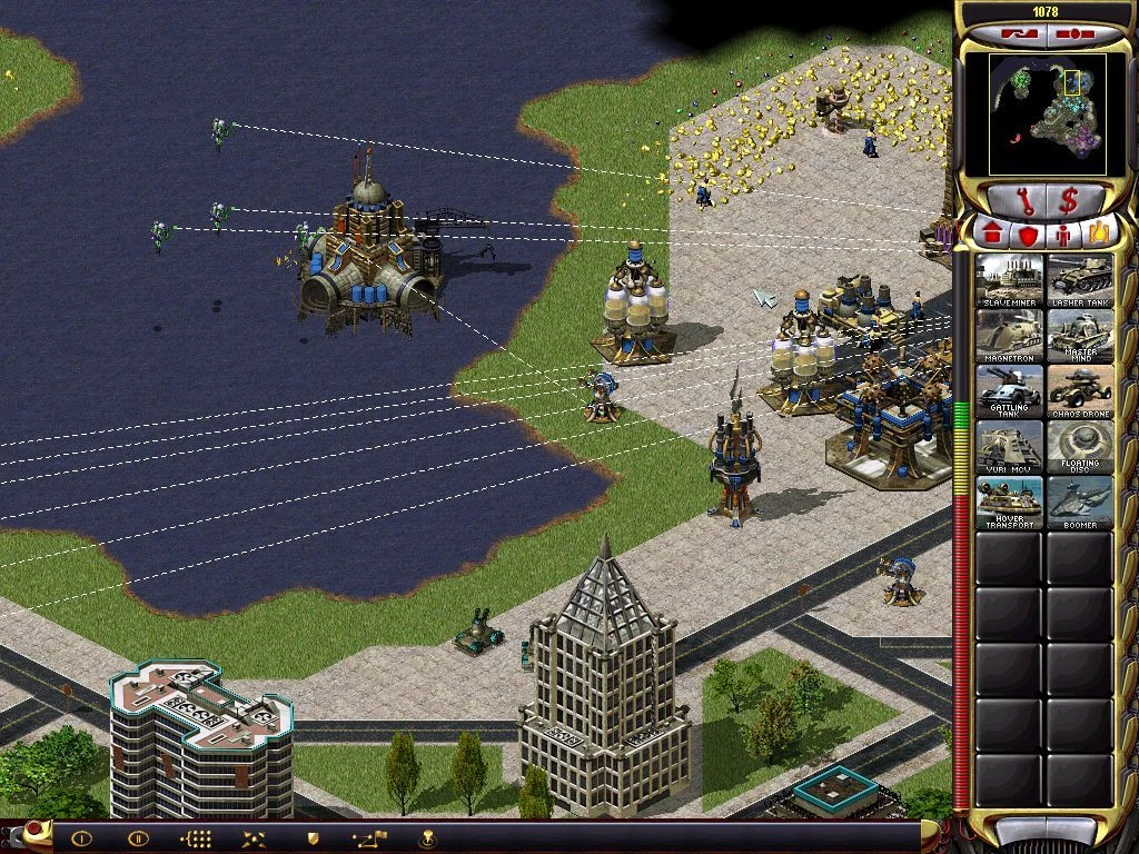 Скриншот Command & Conquer Yuri's Revenge с водной структурой, воздушными юнитами и несколькими продвинутыми зданиями с интерфейсом игры