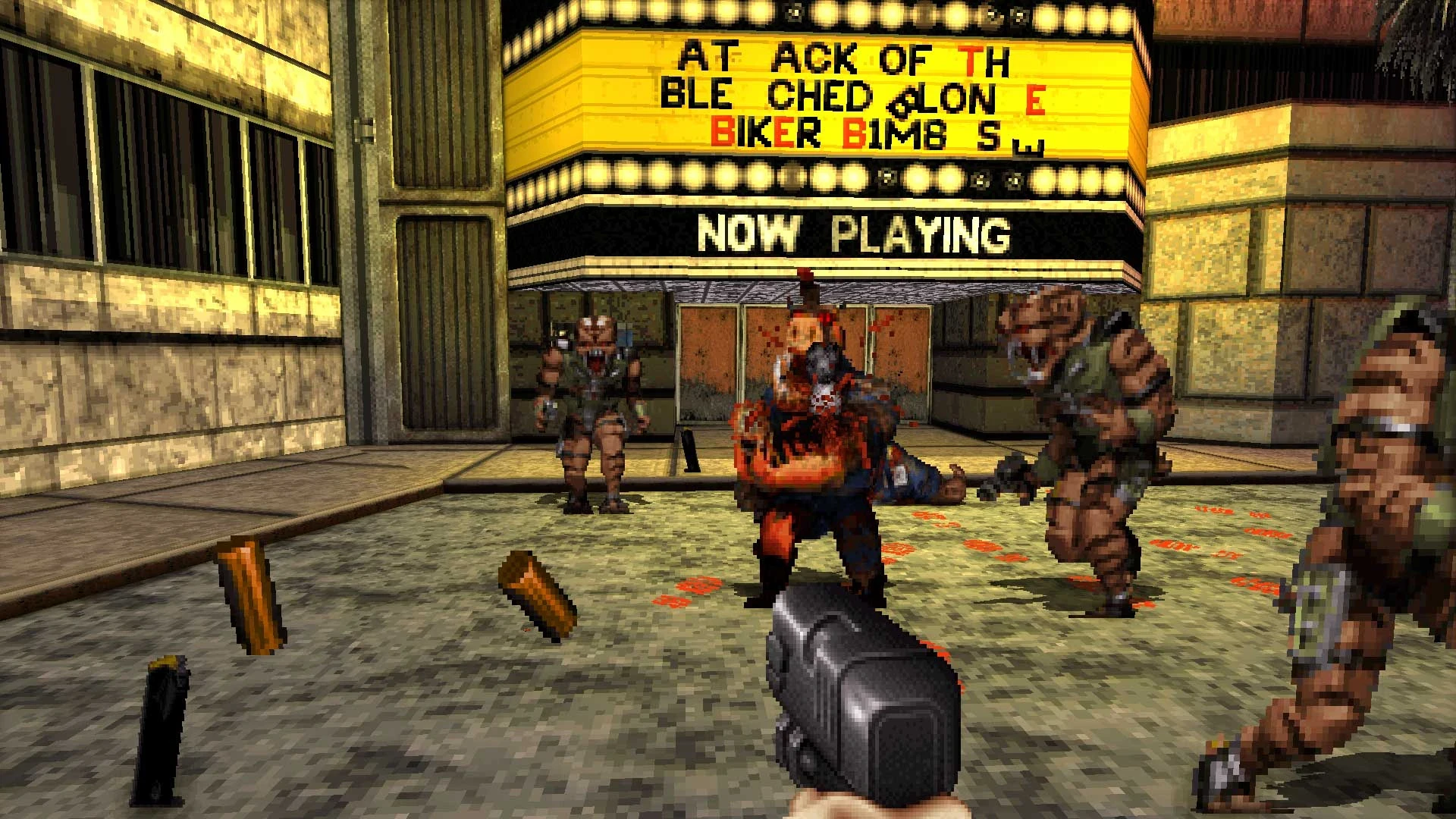 Jugador dispara a varios enemigos cerdo policía frente a un edificio con cartelera de cine en Duke Nukem 3D