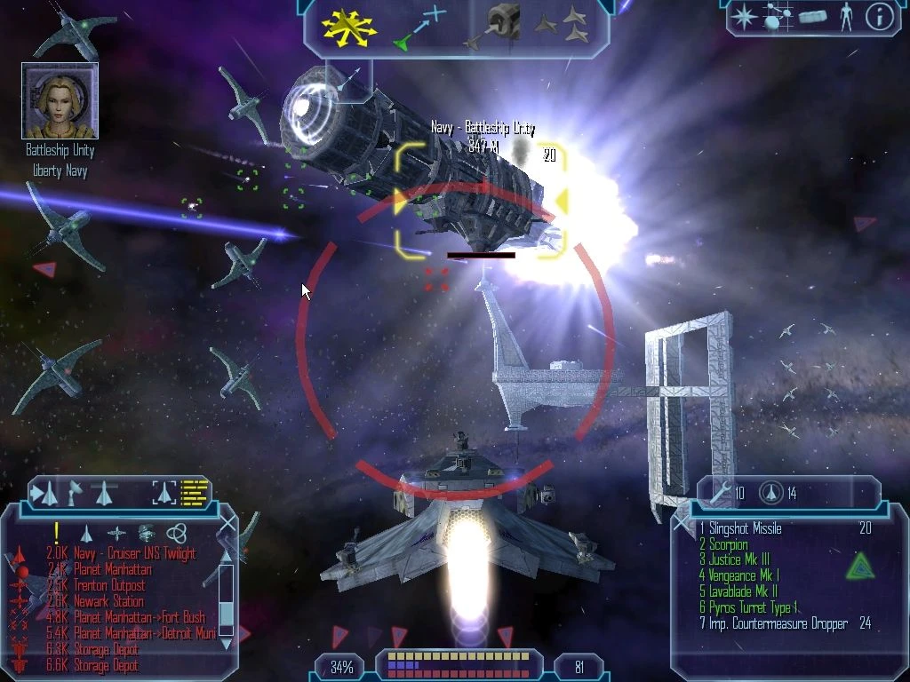 Космічний корабель гравця наводить приціл на військовий корабель Battleship Unity під час космічної битви з видимим інтерфейсом і зброєю