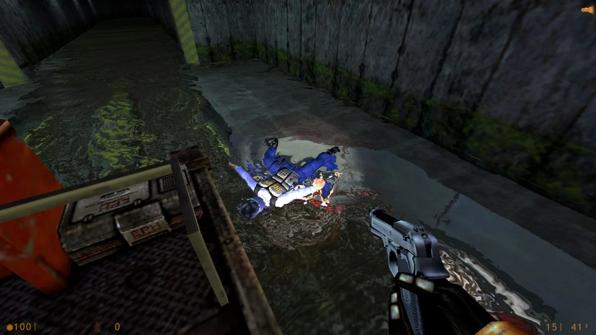 Screenshot aus Half-Life: Source (2004): Spieler nähert sich einem toten Wachmann in einem überfluteten Betontunnel