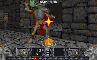 Вид від першої особи у Heretic 1994 стрілянина закляттям Claw Orb у кам’яному підземеллі