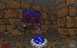 Spielansicht eines steinernen Raums mit Monster nahe Buntglasfenstern und blauem magischem Objekt auf dem Boden