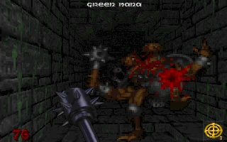 Spieler greift einen Green Mana Feind mit Streitkolben in einem dunklen Steindungeon-Korridor an