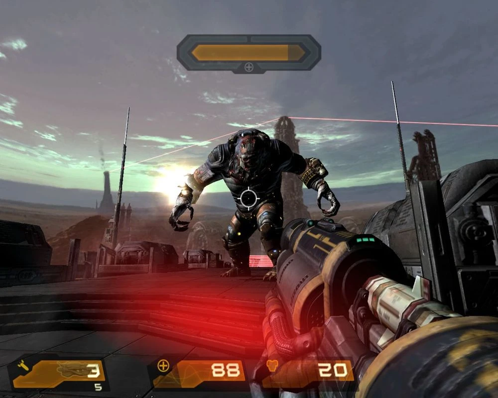 Jugador apuntando con arma pesada a un gran enemigo monstruoso en plataforma industrial oscura al atardecer en Quake 4