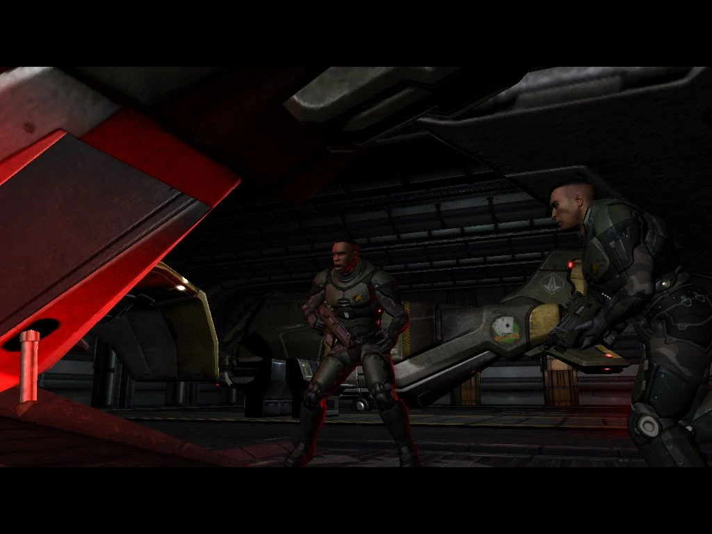 Dos soldados armados están dentro de un hangar oscuro de ciencia ficción junto a una nave futurista en Quake 4
