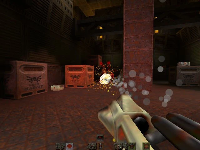 Widok z pierwszej osoby podczas strzelania z strzelby w ciemnym, przemysłowym otoczeniu z skrzyniami w Quake II