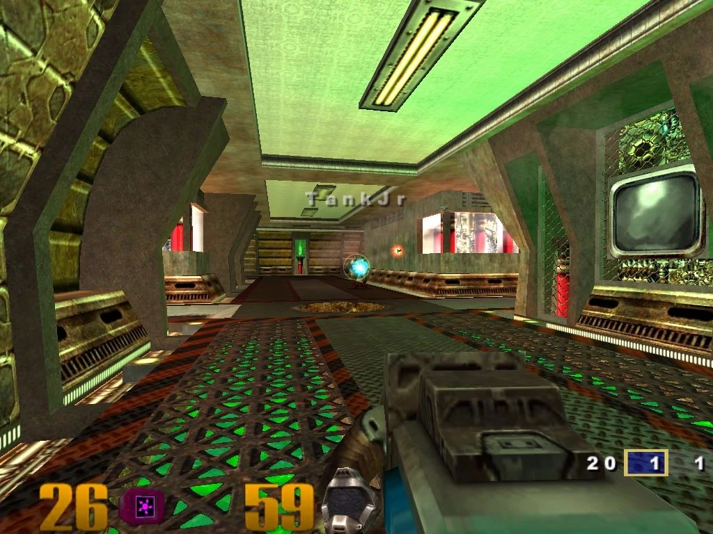 Spielaufnahme von Quake III Arena mit futuristischer Waffe in einem Sci-Fi-Korridor