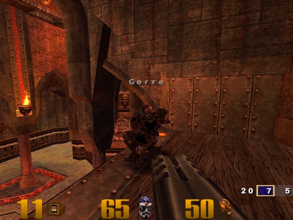 Quake III Arena Gameplay mit Spieler, der mit Schrotflinte auf einen kauernden Gegner in feuriger Burgumgebung zielt