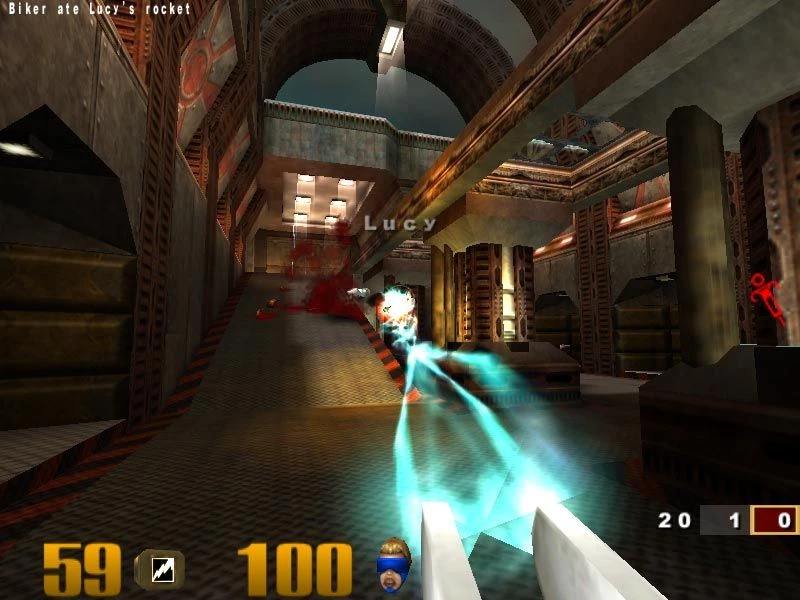 Erste-Person-Perspektive, die Plasmagewehr auf Spieler Lucy auf metallischer Rampe in Quake III Arena abfeuert