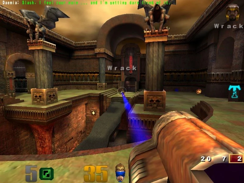Spieler zielt mit Raketenwerfer auf Gegner in mittelalterlicher Arena von Quake III Arena