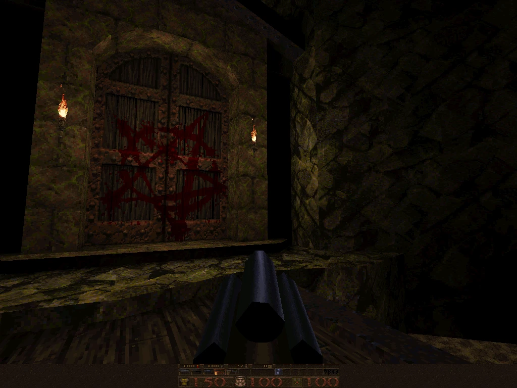 Vista en primera persona de una escopeta apuntando a una gran puerta de madera con manchas de sangre en una habitación oscura de piedra en Quake 1996