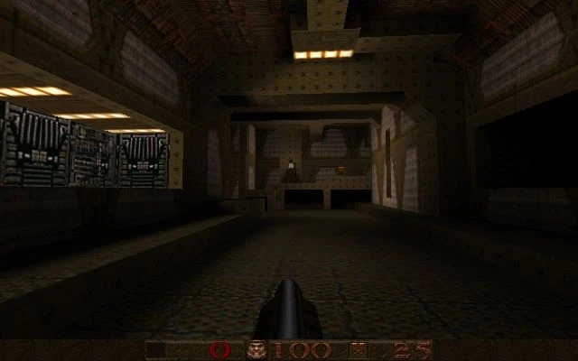 Vista en primera persona de un pasillo industrial tenuemente iluminado dentro de un nivel de Quake 1996