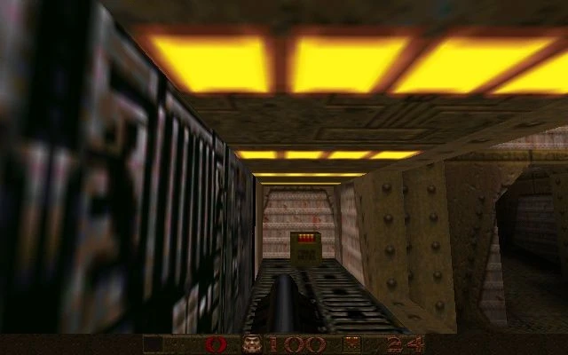 Captura de Quake 1996 con corredor futurista de texturas metálicas y jugador con arma