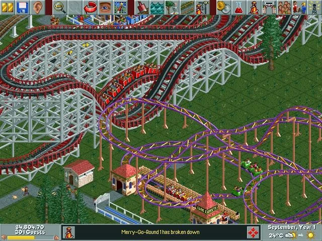 Zrzut ekranu przedstawiający przeplatające się drewniane i stalowe kolejki górskie oraz gości w parku w RollerCoaster Tycoon