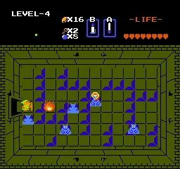 Link en una sala de mazmorra luchando contra enemigos azules Goriya, con HUD de bombas y flechas de The Legend of Zelda 1987