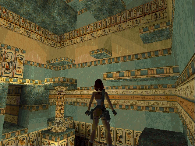 Lara Croft en Tomb Raider 1996 de pie sobre una plataforma de piedra dentro de un templo decorado con jeroglíficos egipcios