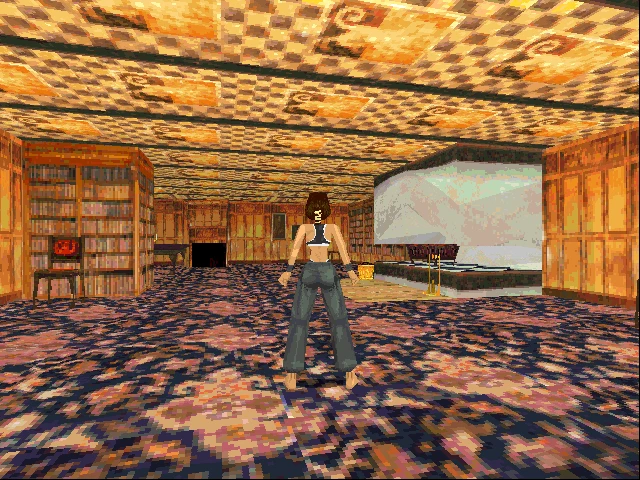 Lara Croft de pie en una biblioteca de madera con estanterías y un techo ajedrezado en Tomb Raider 1996
