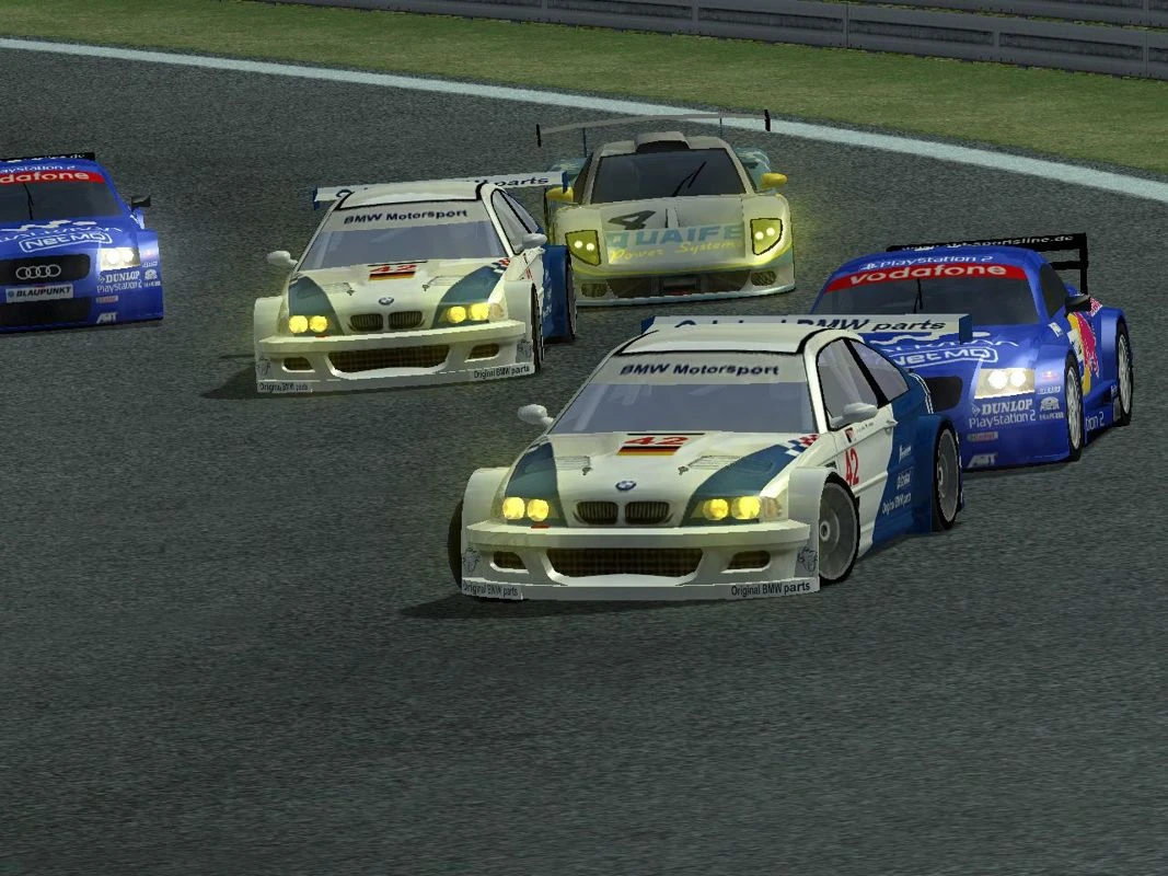 Zwei BMW Motorsport Rennwagen führen ein Feld von Konkurrenten durch eine enge Kurve auf der Strecke in Total Immersion Racing, gefolgt von einem gelben Prototyp und blauen Tourenwagen.