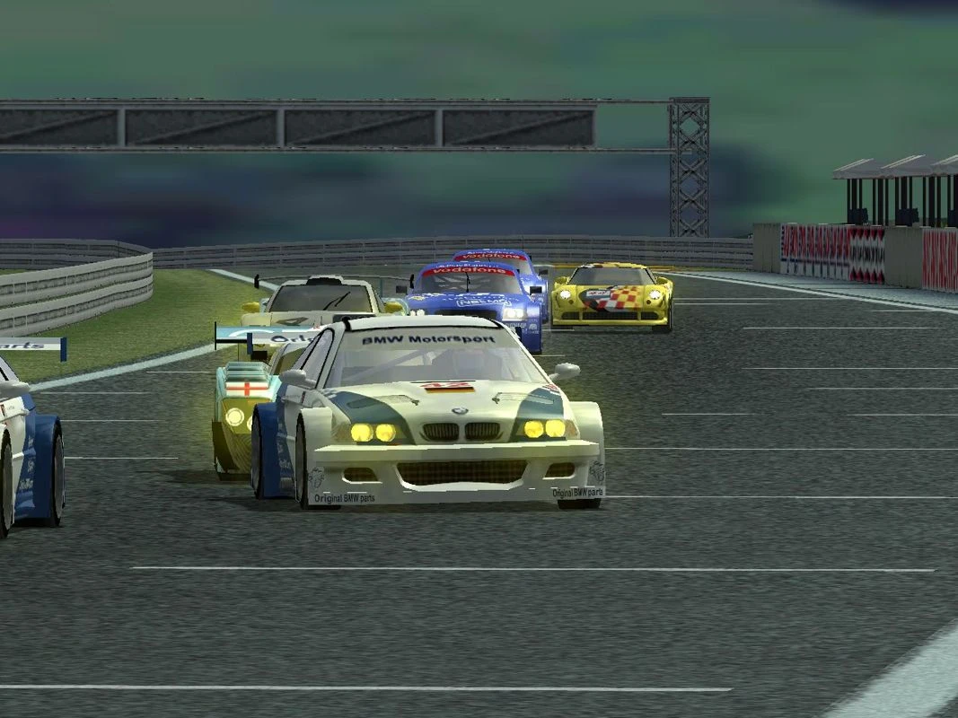 BMW Motorsport Rennwagen führt das Feld beim Rennstart in Total Immersion Racing an, gefolgt von verschiedenen GT- und Prototyp-Fahrzeugen.