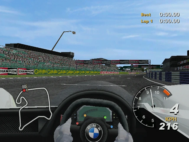 Cockpit-Ansicht aus einem BMW-Rennwagen in Total Immersion Racing, Annäherung an eine Rechtskurve mit 216 km/h, Streckenkarte im HUD sichtbar.