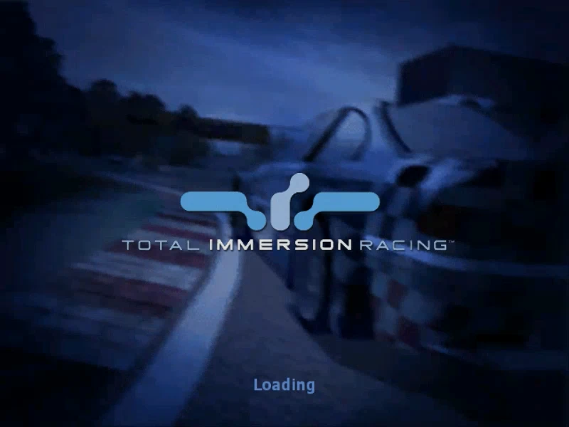 Ladebildschirm in Total Immersion Racing mit dem Spiel-Logo vor einem unscharfen Hintergrund eines Rennwagens und einer Strecke.