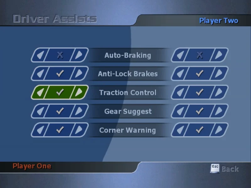 Screenshot des Menüs für Fahrhilfen in Total Immersion Racing mit Optionen für automatisches Bremsen, ABS, Traktionskontrolle, Gangempfehlung und Kurvenwarnung.