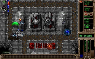 Экран Tyrian 2000 с космическим кораблем на металлическом полу с интерфейсом оружия и статистики