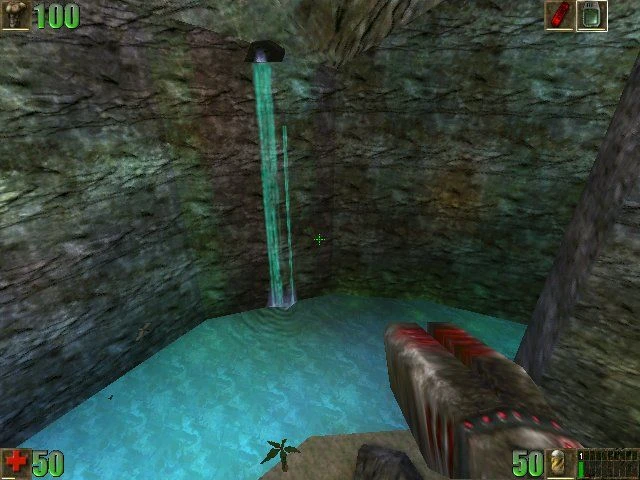 Игрок в Unreal 1998 стоит рядом с светящимся подводным водопадом в каменной пещере с научно-фантастическим оружием