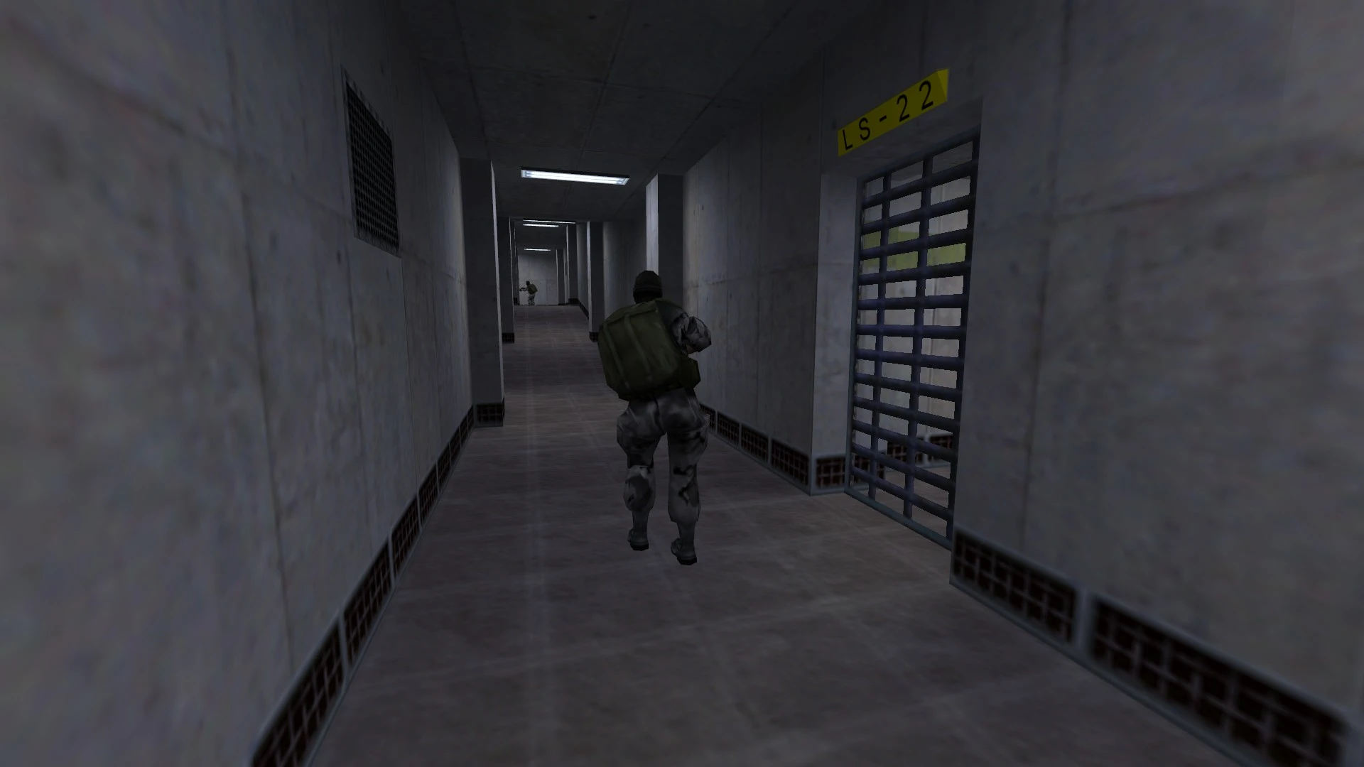 Escena de pasillo en Half-Life con dos soldados y puerta con rejas, mod Azure Sheep Super Definition