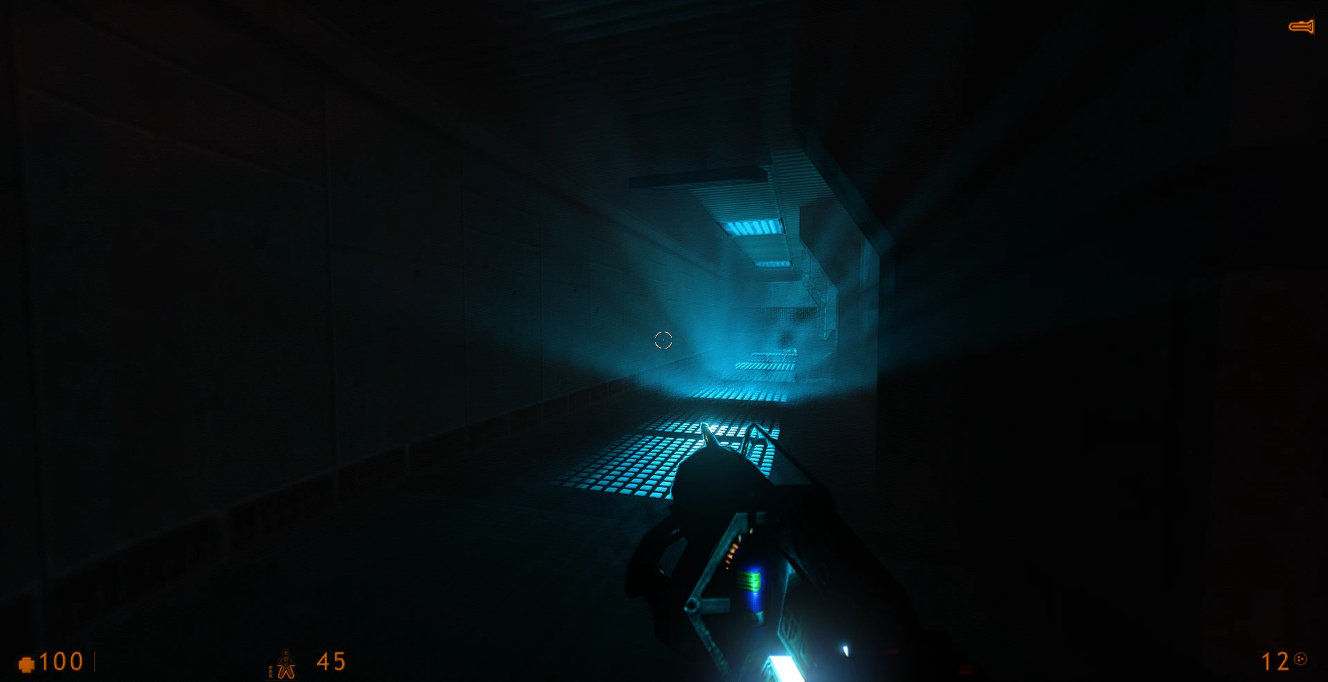 Dunkler Korridor in Half-Life 1 beleuchtet von blauen Lichtstrahlen mit futuristischer Waffe sichtbar