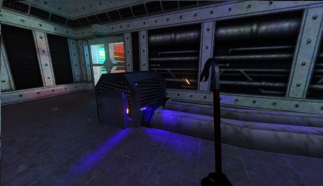Erste-Person-Perspektive von Half-Life 1 mit Brechstange in industriellem Raum mit blau leuchtendem Licht von Rohren