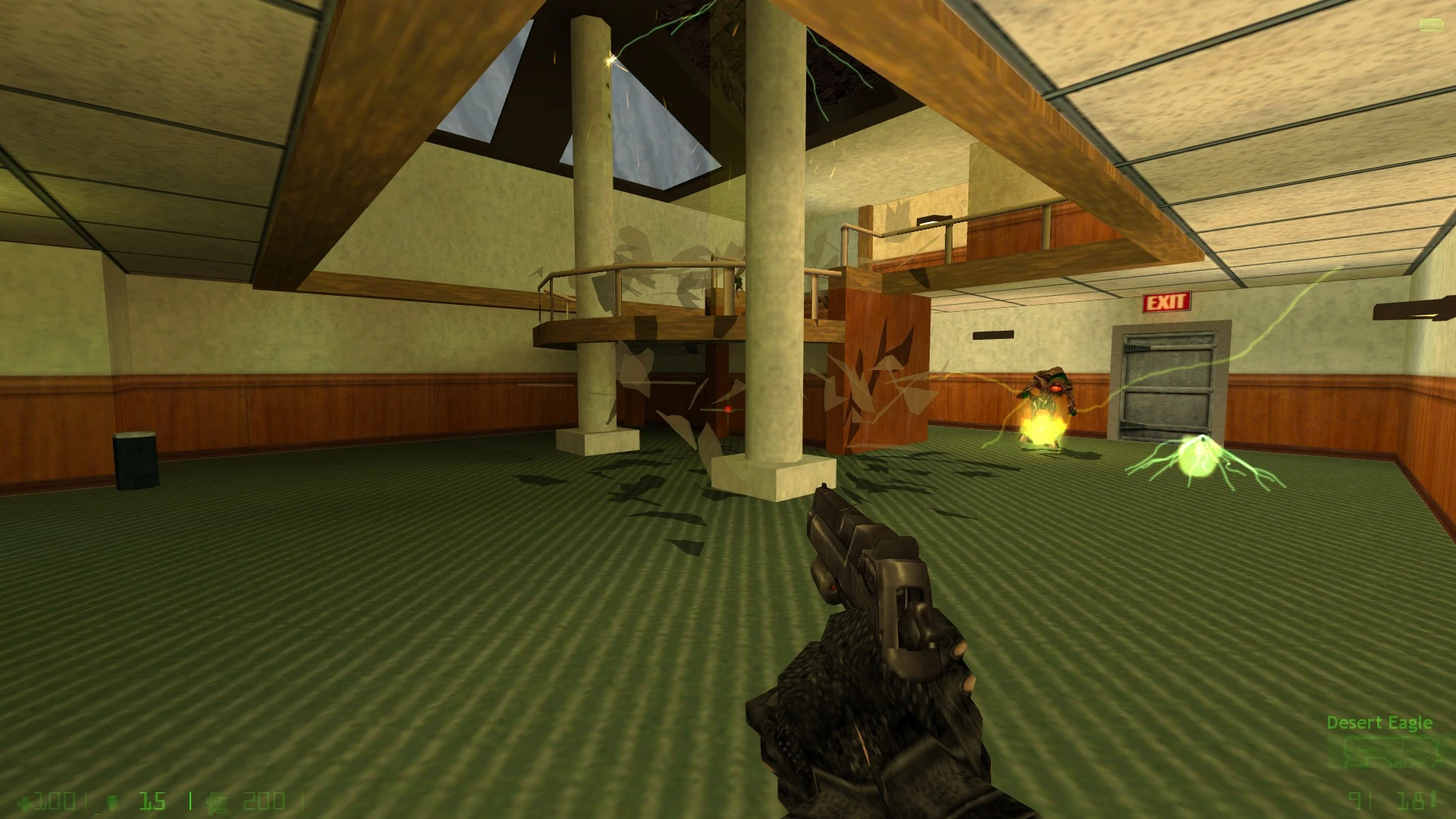 Вид от первого лица с Desert Eagle в Half-Life 1998 с модом низкого разрешения текстур, виден враг и зеленая энергия