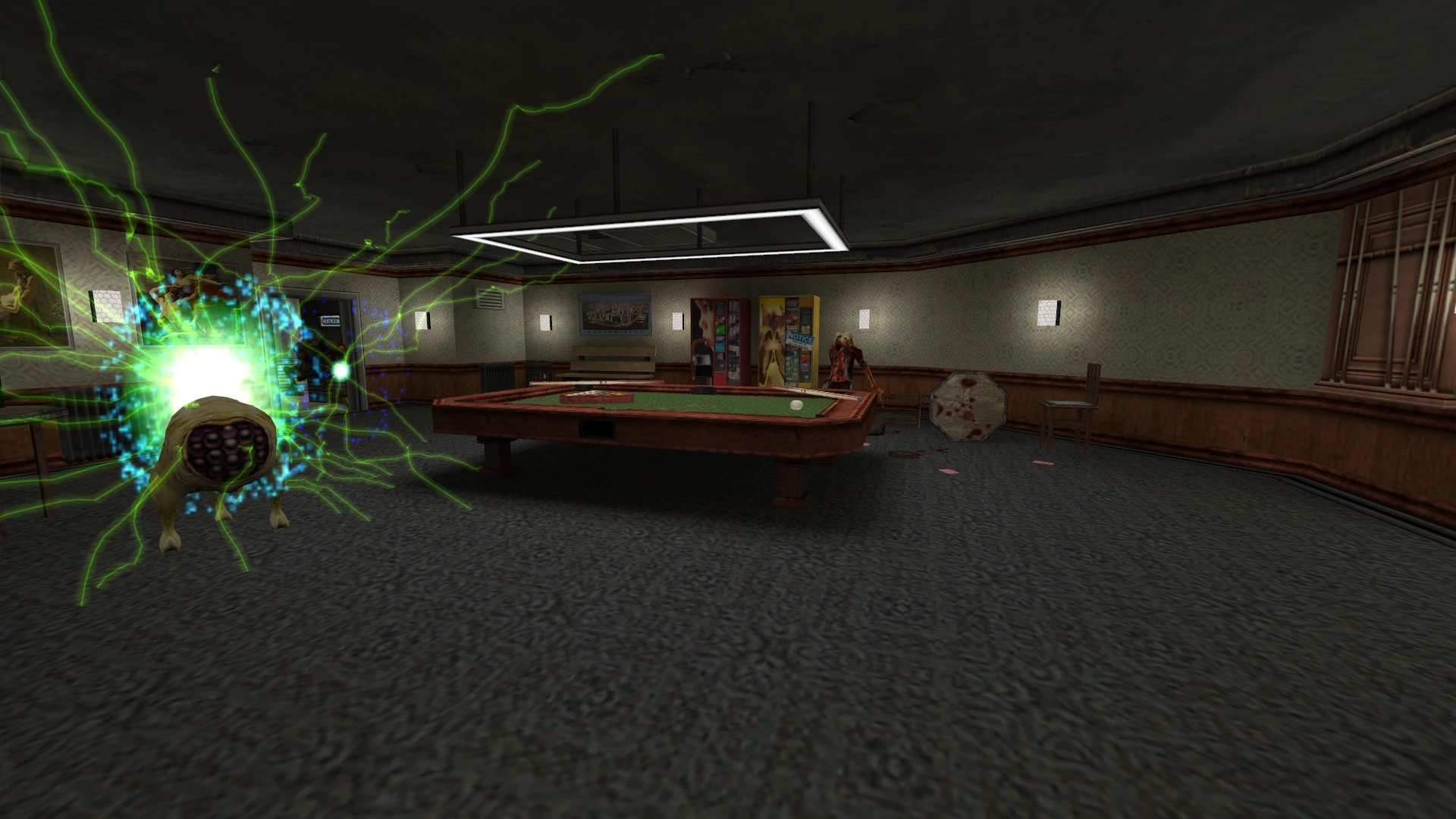 Captura del juego en sala de billar con enemigo alienígena emitiendo energía verde y un zombi ensangrentado