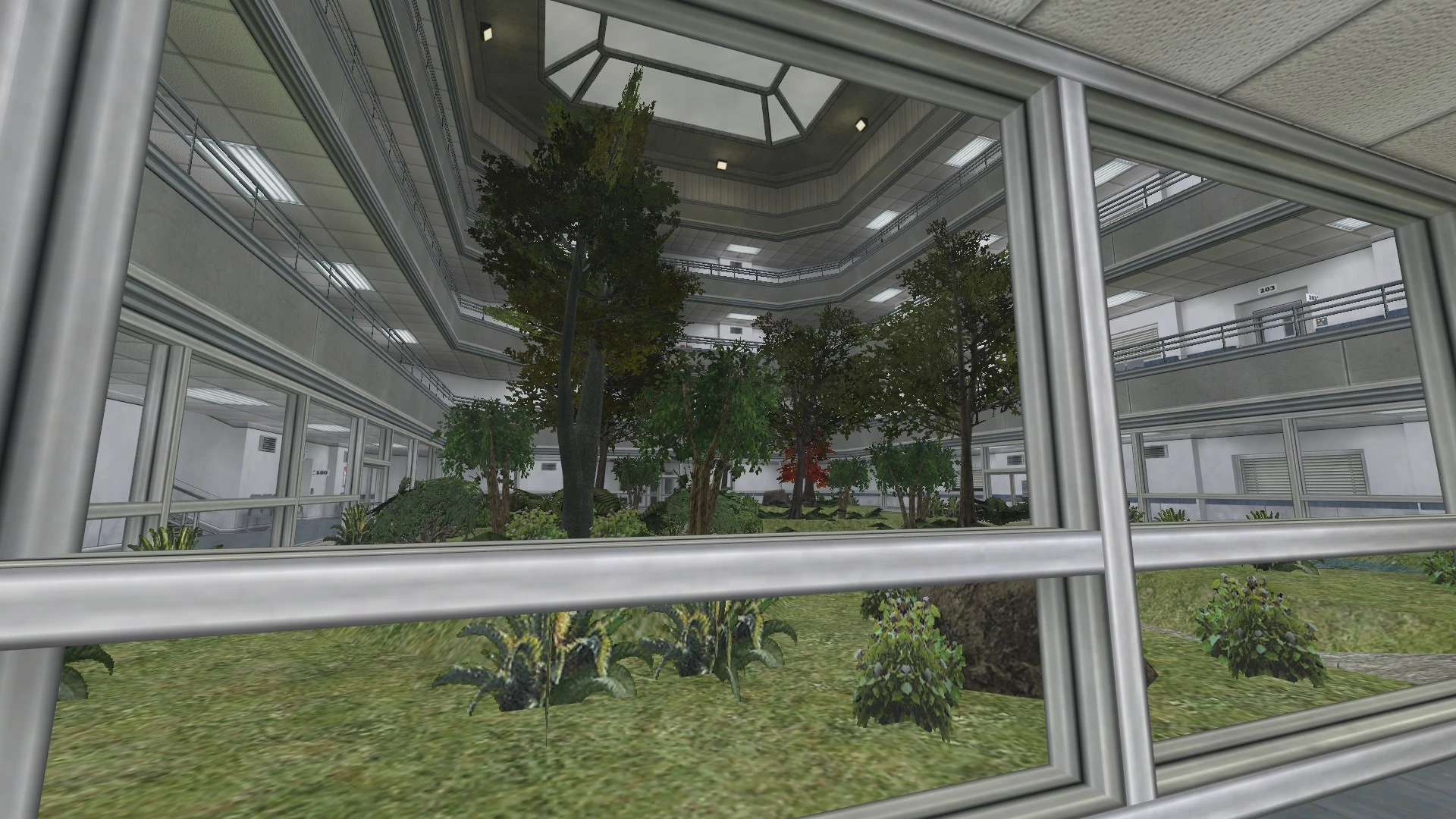Vista a través de una ventana que muestra un patio interior con árboles y plantas en el interior de un edificio del parche fan de Half-Life