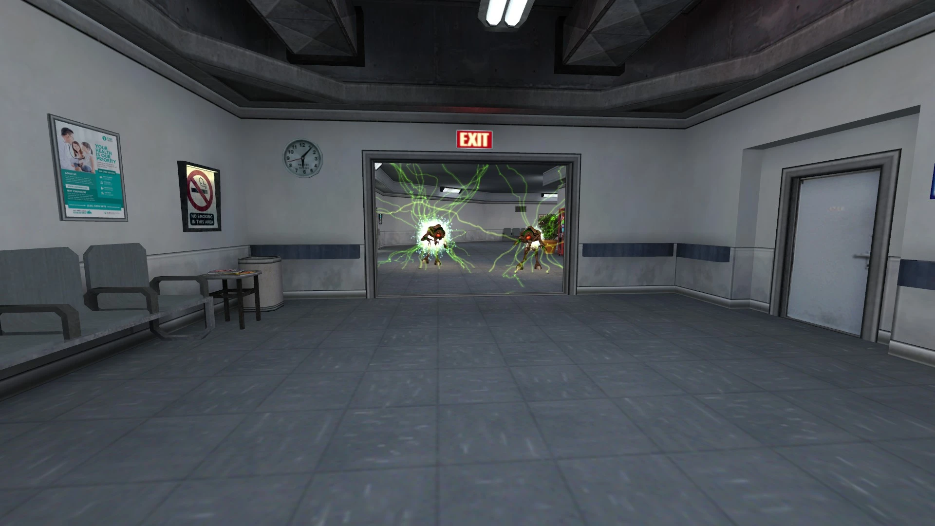 Interior de pasillo de hospital en Half-Life con dos enemigos alienígenas brillantes tras puertas abiertas