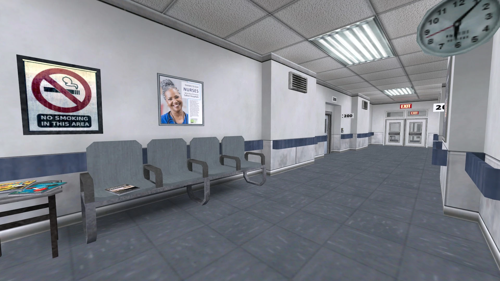 Captura de pasillo de hospital en Half-Life Urbicide HD Pack con sillas, señal de no fumar, cartel de enfermera, reloj y puertas de salida
