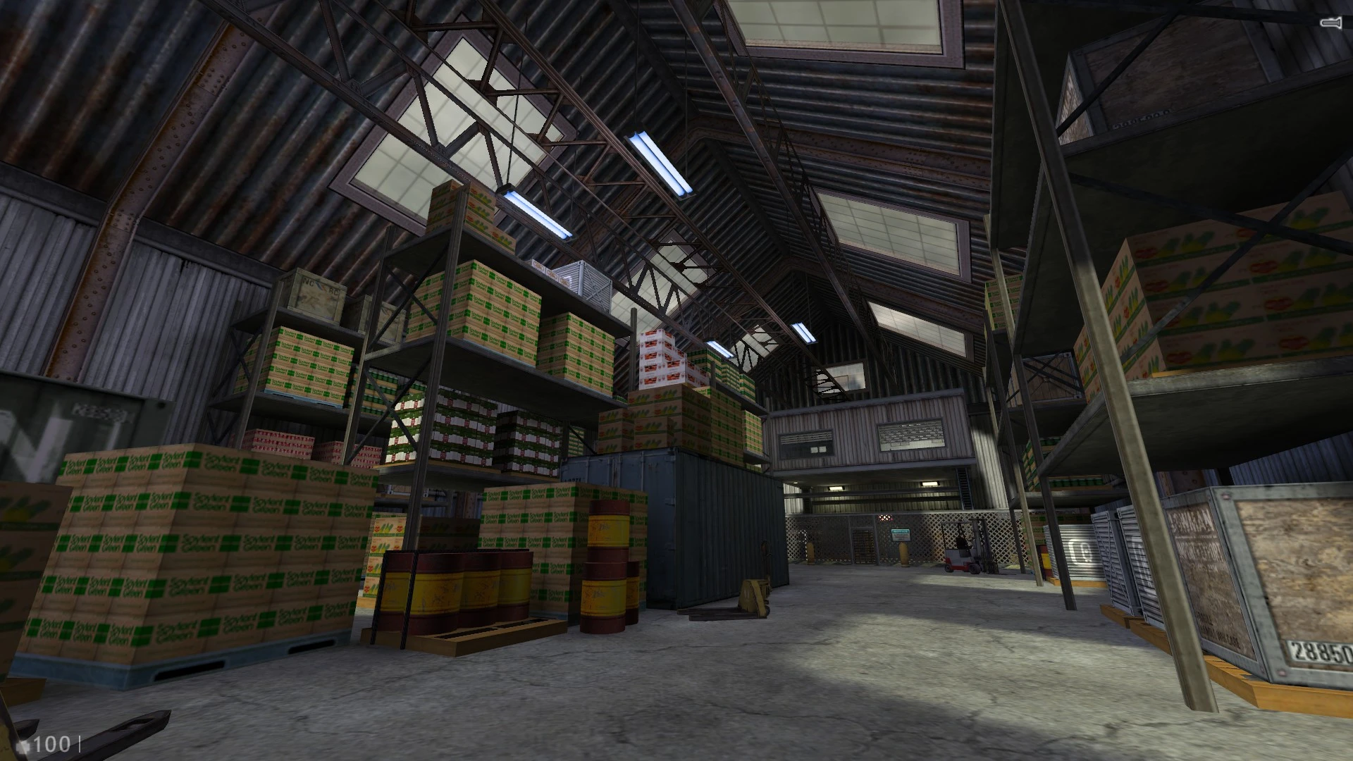 Interior de un almacén detallado con cajas, barriles y estanterías metálicas en Half-Life Urbicide HD Pack