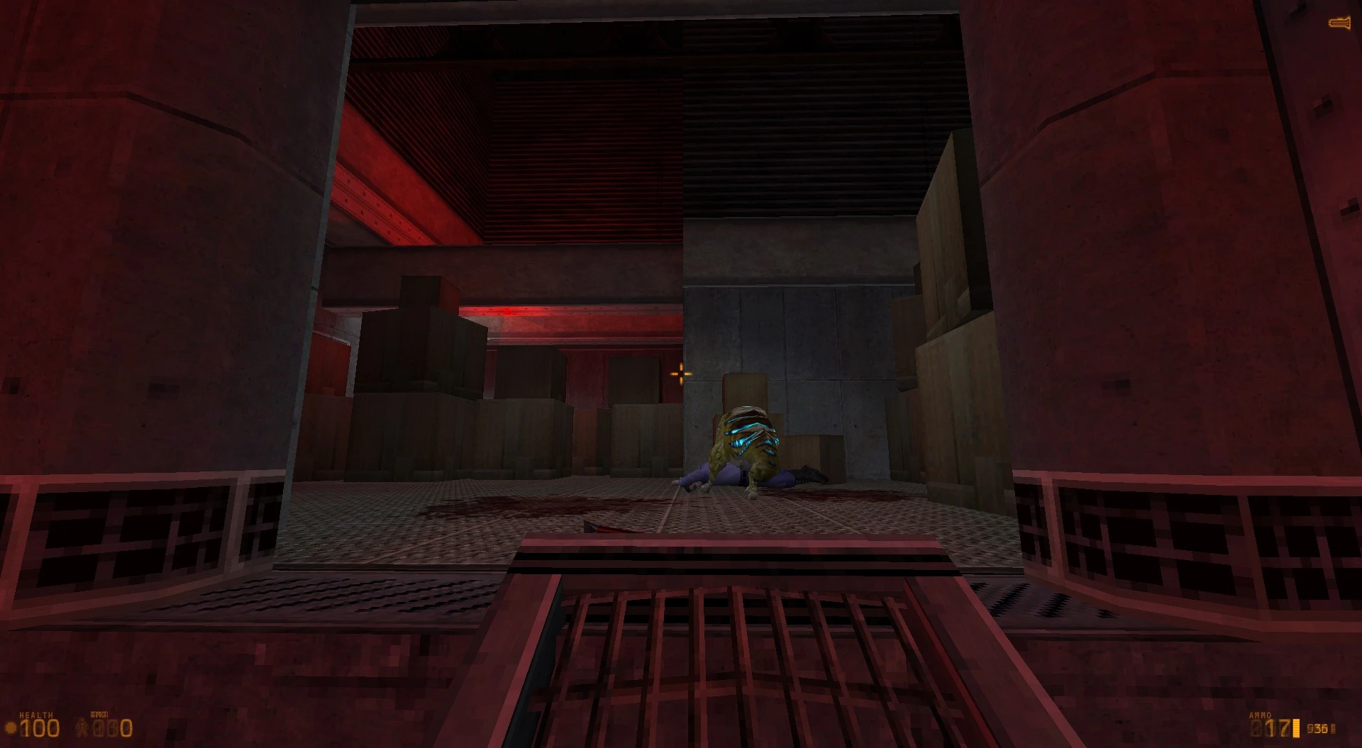 Вид від першої особи в моді Half-Life Blue Shift, інопланетна істота у червоному складському приміщенні