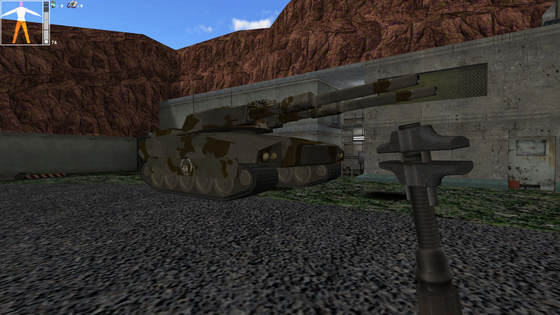 Spielschirmfoto mit getarntem Panzer vor einem Betongebäude und einem großen Schraubenschlüssel in Half-Life Invasion Remod