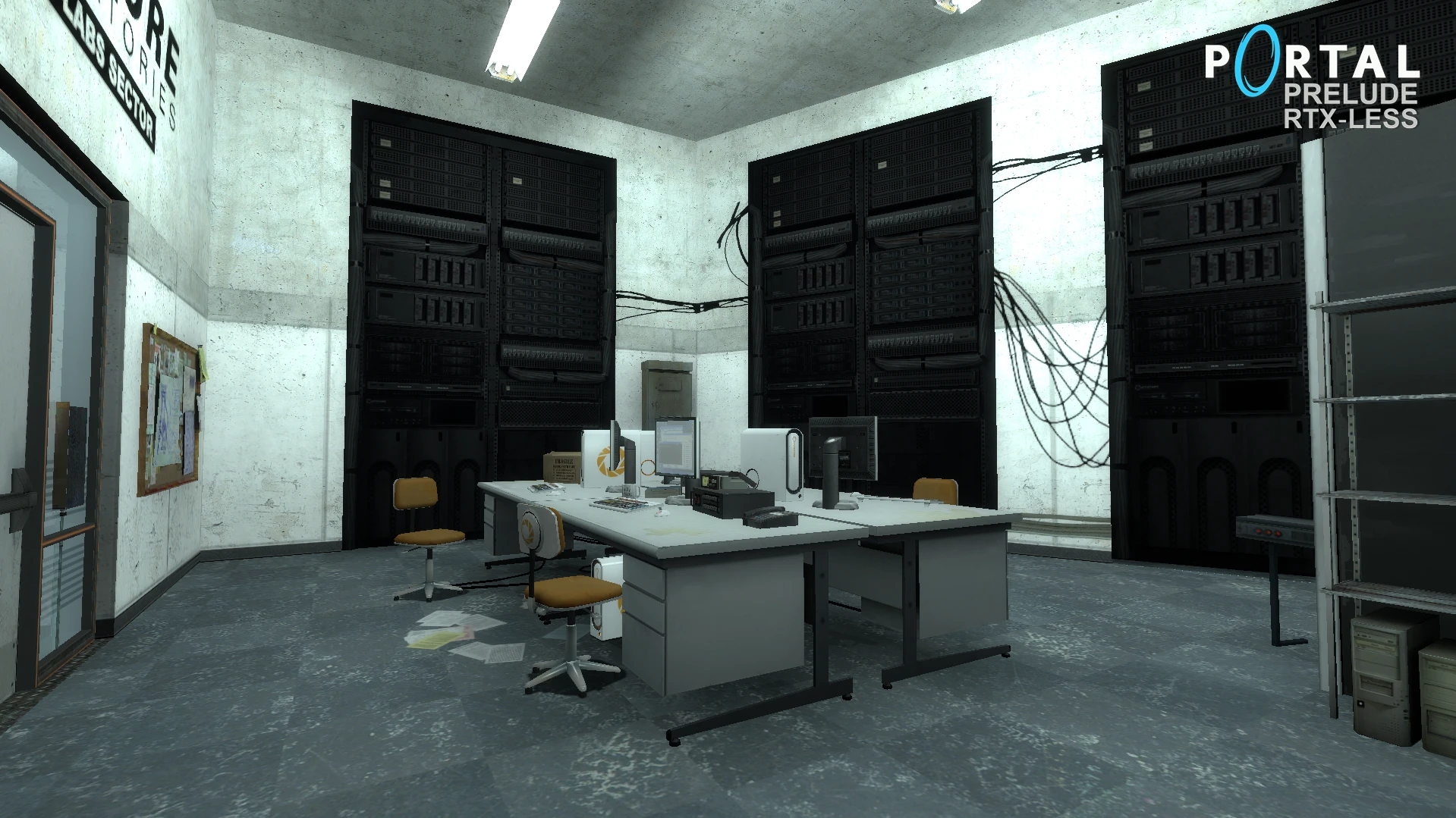Widok wnętrza zaawansowanej technologicznie sali serwerowej z biurkami i krzesłami w dodatku Half-Life Portal Prelude RTX-Less